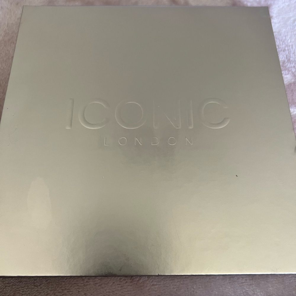 ICONIC LONDON
Day To Slay Eyeshadow Palette